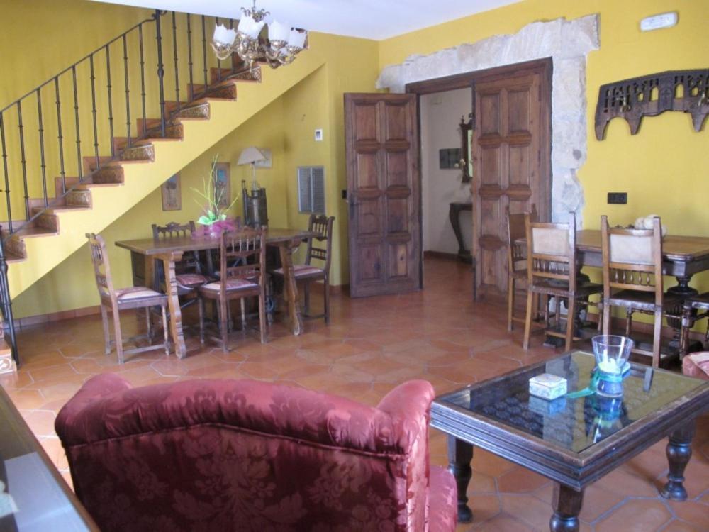 Casa Rural Cuatro De Oros*Santa Cruz De la Zarza村